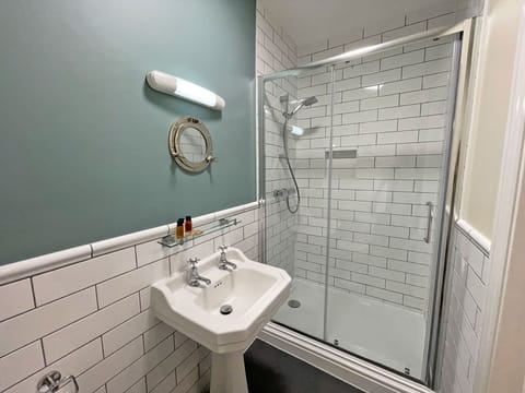 Standard Twin Room (3rd Floor) | Bathroom | Shower, hair dryer, towels
