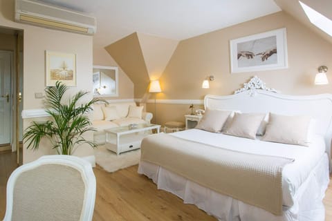 Junior Suite | Premium bedding, minibar, in-room safe, desk