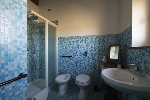 Double Room | Bathroom | Shower, rainfall showerhead, bathrobes, bidet