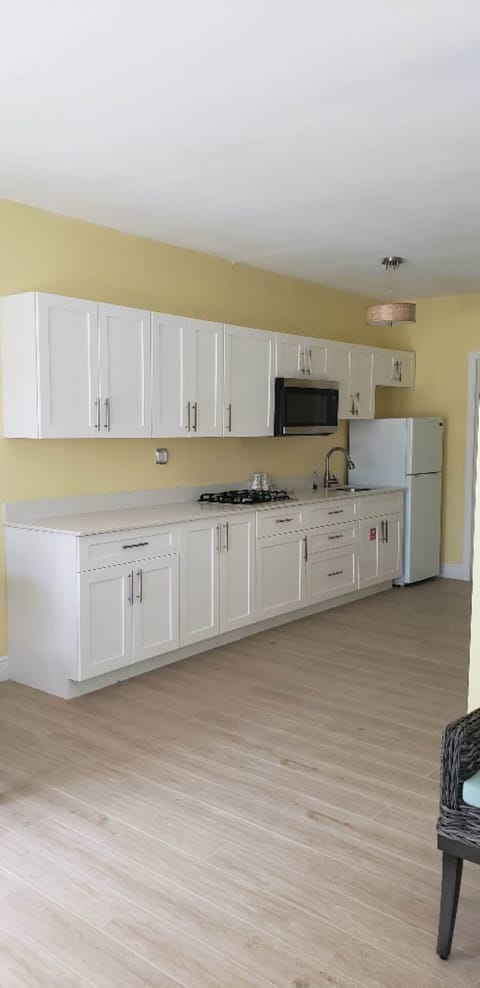 Efficiency Queen | Private kitchenette | Coffee/tea maker