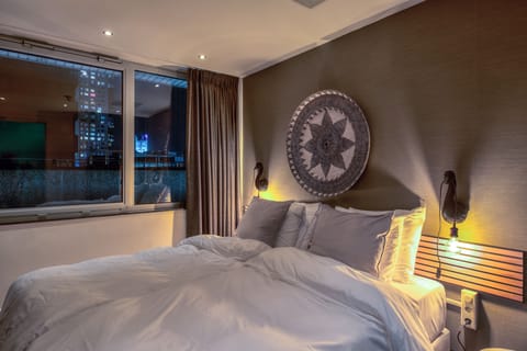 Luxury Room | Minibar, in-room safe, desk, iron/ironing board