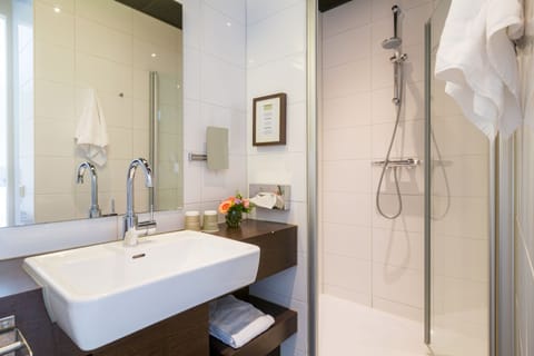 Luxury Room | Bathroom shower