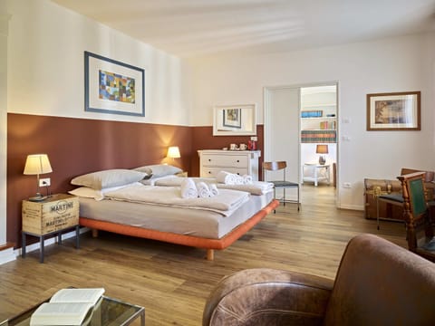 Junior Suite, Ensuite | Laptop workspace, free WiFi, bed sheets