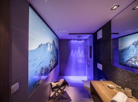 Deluxe Room | Bathroom | Free toiletries, hair dryer, bathrobes, towels