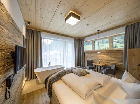 Honeymoon Room, 1 Bedroom | Hypo-allergenic bedding, in-room safe, blackout drapes, soundproofing