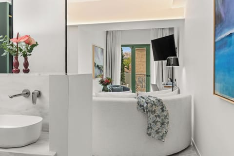 Deluxe Room, Acropolis View | Hypo-allergenic bedding, minibar, in-room safe, desk