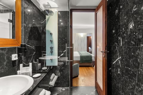 Classic Room | Bathroom | Rainfall showerhead, free toiletries, hair dryer, slippers