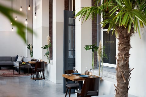 Garden views, serves breakfast, lunch, and dinner