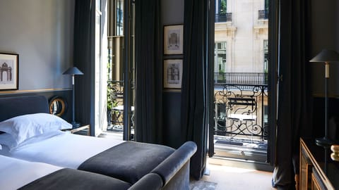 Executive Room, Balcony | Hypo-allergenic bedding, minibar, in-room safe, individually decorated