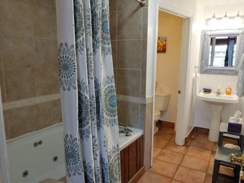 Annie Angel Edwards (Pet Friendly) | Bathroom | Combined shower/tub, deep soaking tub, hair dryer, towels