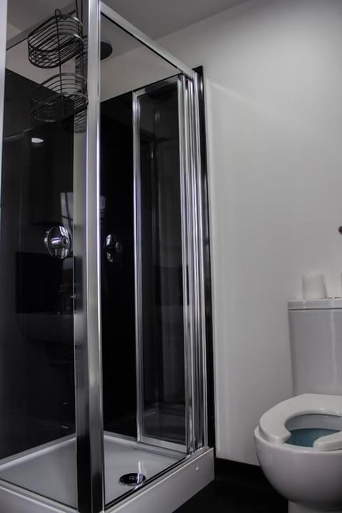 Comfort Triple Room with Shower | Bathroom | Combined shower/tub, free toiletries, hair dryer, towels