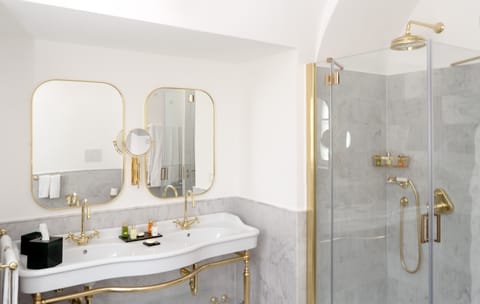 Deluxe Room, Sea View (Superior) | Bathroom | Free toiletries, hair dryer, bathrobes, slippers