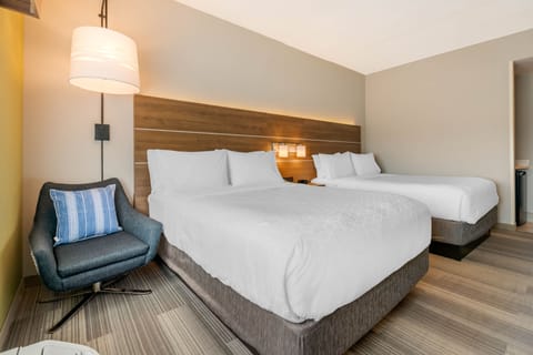 Standard Room | Premium bedding, pillowtop beds, in-room safe, laptop workspace