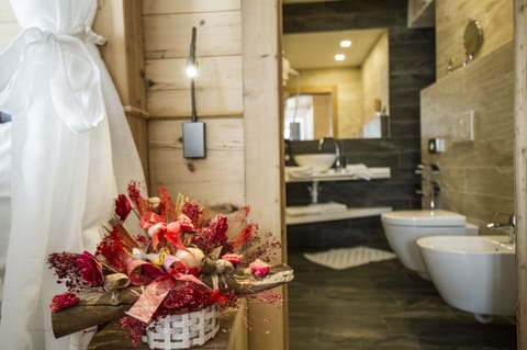 Panoramic Suite | Bathroom | Free toiletries, hair dryer, slippers, bidet