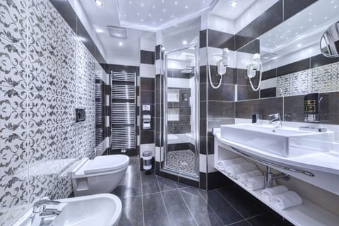 Romantic Suite | Bathroom | Free toiletries, hair dryer, slippers, bidet