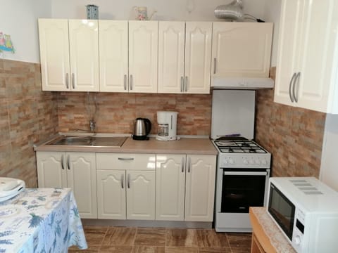 Apartment (A1) | Private kitchen | Fridge, oven, stovetop, espresso maker