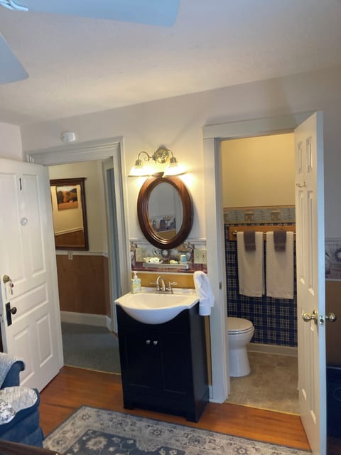 Tammy's Room | Bathroom | Shower, towels