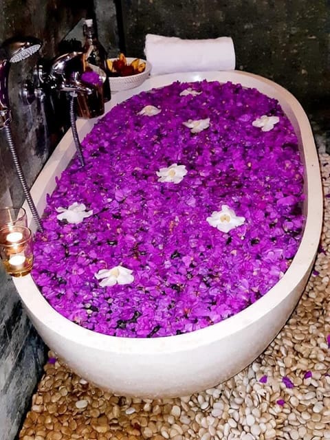 Deep soaking bathtub