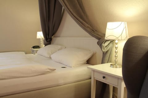 Desk, soundproofing, free WiFi, bed sheets