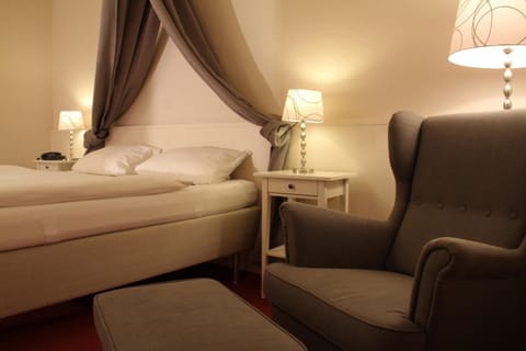 Desk, soundproofing, free WiFi, bed sheets