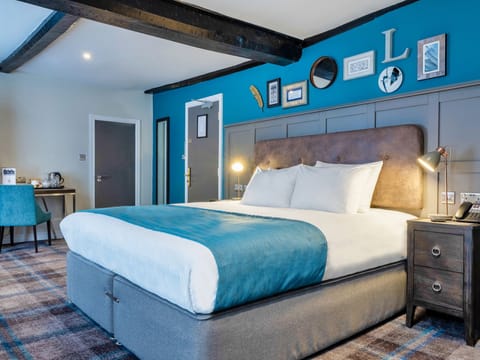 Deluxe Super King Room | Hypo-allergenic bedding, down comforters, Select Comfort beds