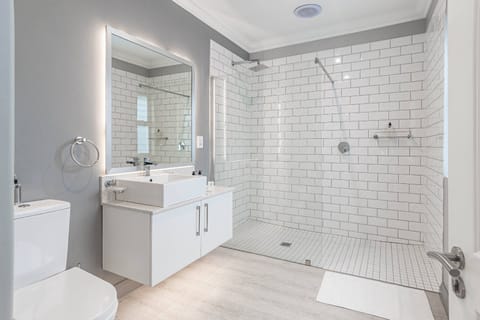 Shower, rainfall showerhead, free toiletries, hair dryer