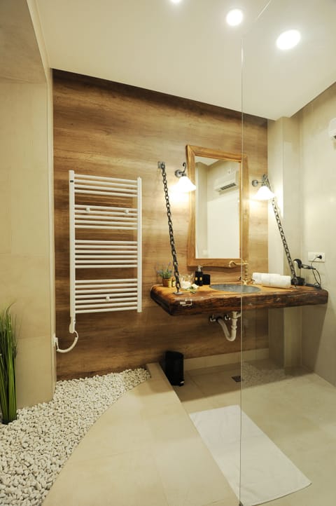 Deluxe Double Room | Bathroom | Shower, rainfall showerhead, free toiletries, hair dryer