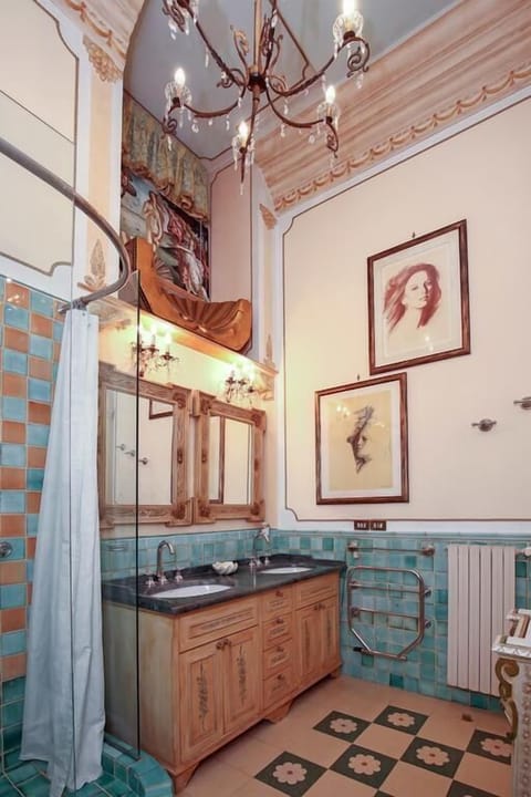 Deluxe Triple Room, Ensuite | Bathroom sink