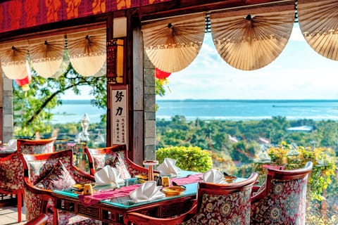 3 restaurants; breakfast, lunch, and dinner served