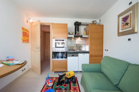 Family Suite, 1 Bedroom, Mountain View | Private kitchen