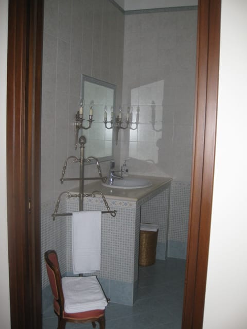 Comfort Triple Room | Bathroom sink