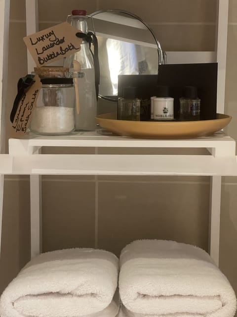 Family Suite, Ensuite | Bathroom | Free toiletries, hair dryer, towels