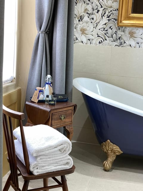 Superior Double Room, Ensuite | Bathroom | Free toiletries, hair dryer, towels