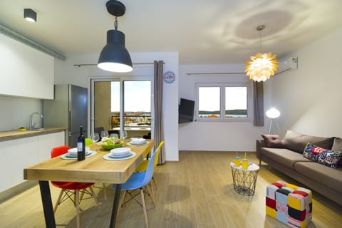 Deluxe Apartment | Living area | 125-cm Smart TV with satellite channels, TV, Netflix