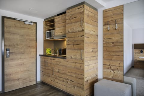 Business Apartment, 1 Queen Bed | Premium bedding, in-room safe, desk, laptop workspace