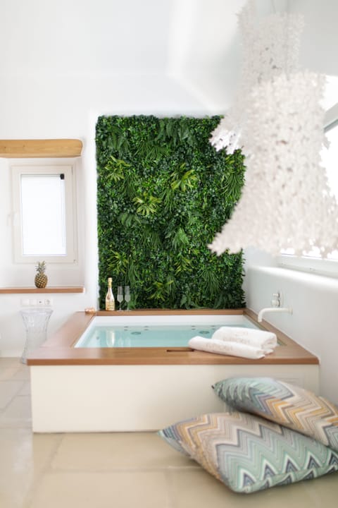 Master Suite, Hot Tub | Living area | Smart TV