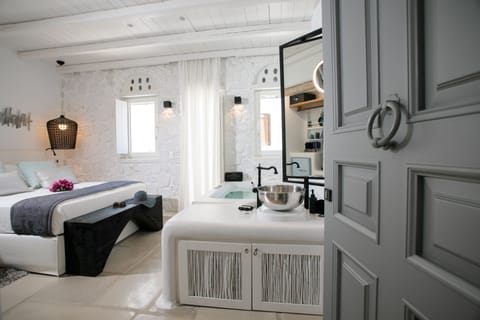 Deluxe Suite, Hot Tub | Egyptian cotton sheets, premium bedding, Select Comfort beds