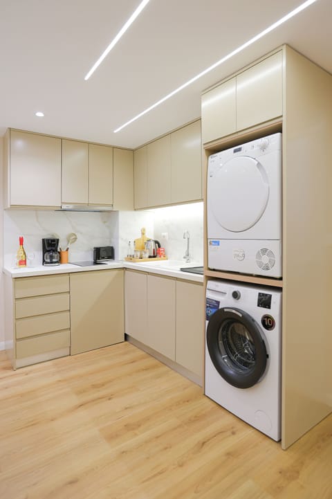 Luxury Duplex, 1 Bedroom, Beachside | Private kitchenette | Fridge, stovetop, freezer, paper towels