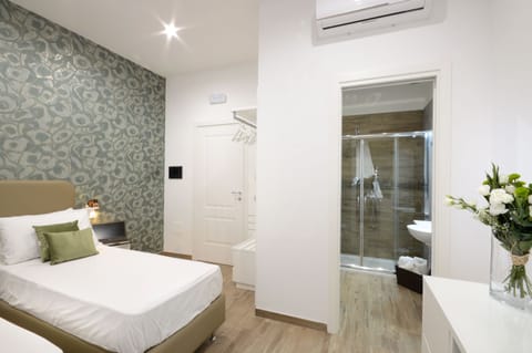 Deluxe Double Room, Ensuite | Down comforters, pillowtop beds, minibar, in-room safe
