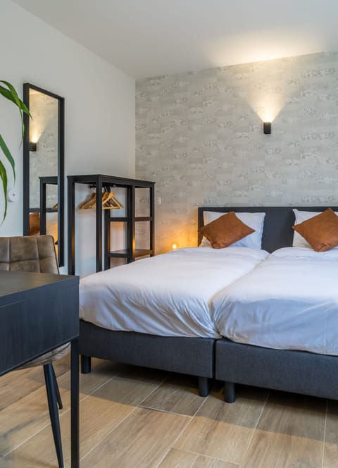 Standard Room | Minibar, in-room safe, desk, laptop workspace