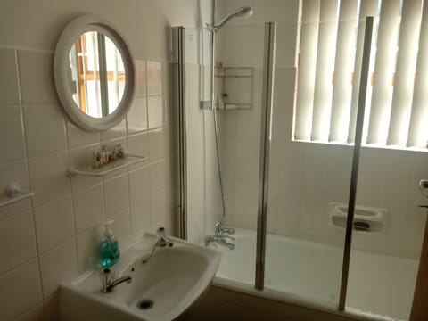 Economy Double Room (Hammerhead) | Bathroom | Free toiletries, hair dryer, towels, soap