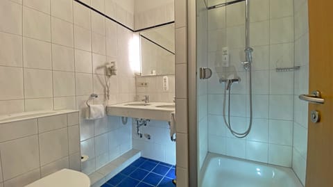 Twin Room, 2 Twin Beds | Bathroom | Shower, hair dryer, towels