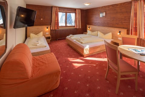 Standard Triple Room | Desk, blackout drapes, bed sheets