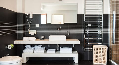 Suite | Bathroom | Shower, hair dryer, bidet, towels