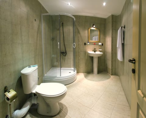 Classic Studio | Bathroom | Slippers, towels