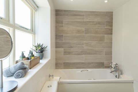 Standard Double Room | Bathroom | Free toiletries, towels, soap, shampoo