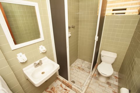 Shower, rainfall showerhead, free toiletries, towels