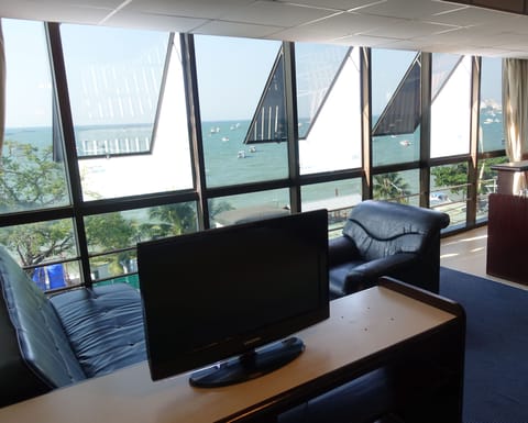 Traditional Suite | Minibar, in-room safe, individually furnished, desk