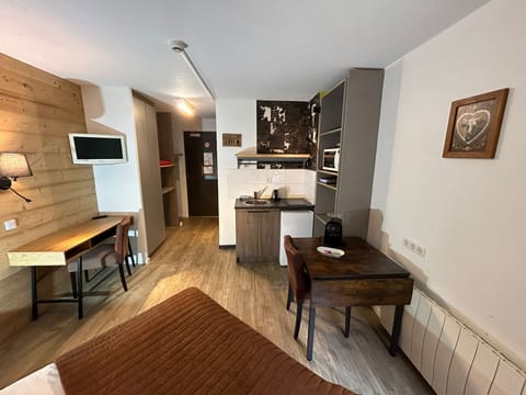 Junior Studio, 1 Large Twin Bed, Kitchenette, Garden Area | Private kitchen | Mini-fridge, microwave, stovetop, espresso maker