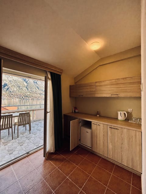 Junior Suite, Sea View | Private kitchen